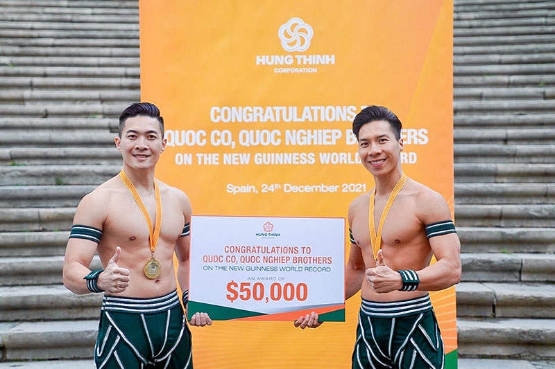 GIANG BROTHERS RECEIVES $50,000 ON-THE-SPOT REWARD FROM HUNG THINH CORP 