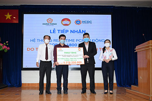 Tập đoàn Hưng Thịnh trao tặng hệ thống máy xét nghiệm Covid-19 tự động trị giá gần 5,3 tỷ đồng cho Trung tâm kiểm soát bệnh tật TP.HCM